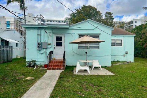 Commercial property in Hollywood, Florida 298.31 sq.m. № 1997624