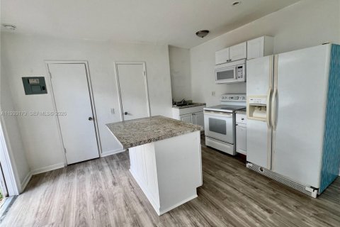 Commercial property in Hollywood, Florida 298.31 sq.m. № 1997624 - photo 3