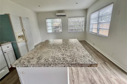 Commercial property in Hollywood, Florida 298.31 sq.m. № 1997624 - photo 4