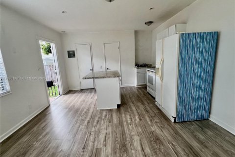 Commercial property in Hollywood, Florida 298.31 sq.m. № 1997624 - photo 2