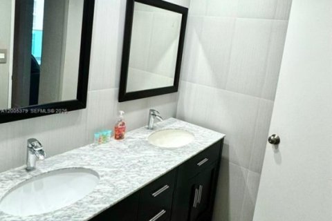 Copropriété à louer à Hollywood, Floride: 2 chambres, 107.12 m2 № 2071218 - photo 6