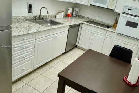 Copropriété à louer à Hollywood, Floride: 2 chambres, 107.12 m2 № 2071218 - photo 13