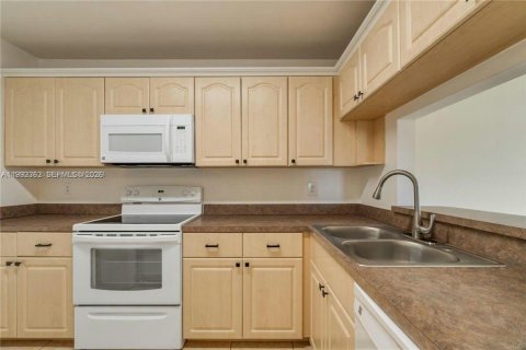 Снять в аренду кондоминиум в Пемброк-Пайнс, Флорида 2 спальни, 70.05м2, № 2057147 - фото 19