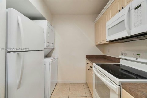 Снять в аренду кондоминиум в Пемброк-Пайнс, Флорида 2 спальни, 70.05м2, № 2057147 - фото 18