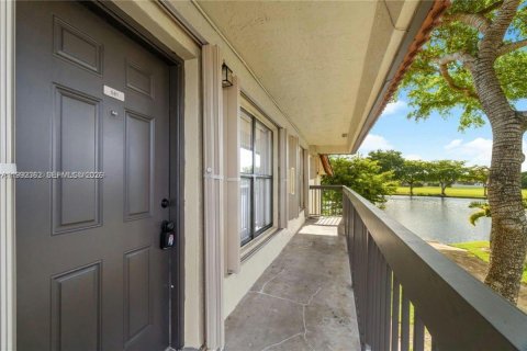 Снять в аренду кондоминиум в Пемброк-Пайнс, Флорида 2 спальни, 70.05м2, № 2057147 - фото 11