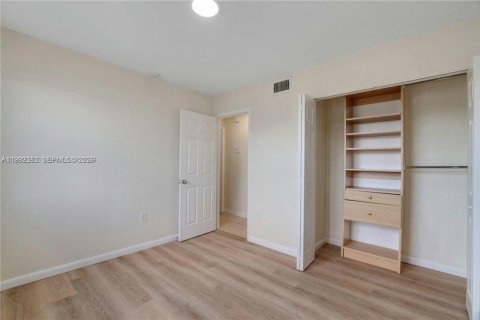 Снять в аренду кондоминиум в Пемброк-Пайнс, Флорида 2 спальни, 70.05м2, № 2057147 - фото 15