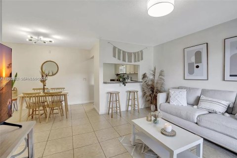 Снять в аренду кондоминиум в Пемброк-Пайнс, Флорида 2 спальни, 70.05м2, № 2057147 - фото 2