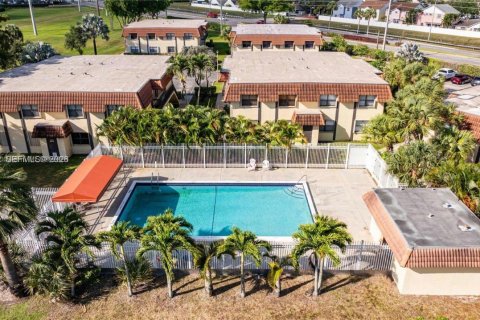 Снять в аренду кондоминиум в Пемброк-Пайнс, Флорида 2 спальни, 70.05м2, № 2057147 - фото 25