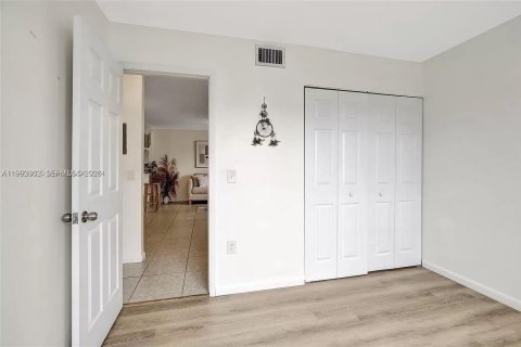 Снять в аренду кондоминиум в Пемброк-Пайнс, Флорида 2 спальни, 70.05м2, № 2057147 - фото 9