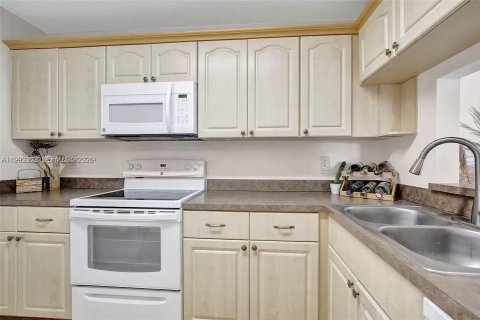 Снять в аренду кондоминиум в Пемброк-Пайнс, Флорида 2 спальни, 70.05м2, № 2057147 - фото 23