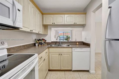 Снять в аренду кондоминиум в Пемброк-Пайнс, Флорида 2 спальни, 70.05м2, № 2057147 - фото 4