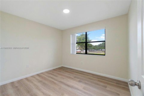 Снять в аренду кондоминиум в Пемброк-Пайнс, Флорида 2 спальни, 70.05м2, № 2057147 - фото 16