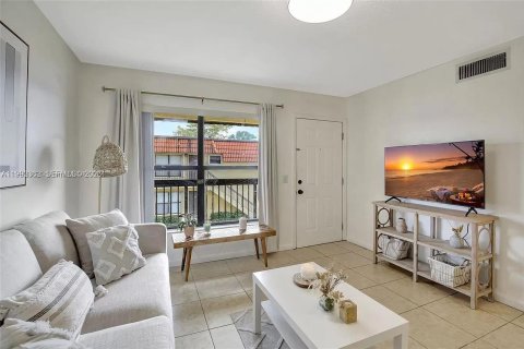 Кондоминиум с 2 спальнями в Пемброк-Пайнс, Флорида № 2057147