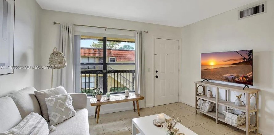 Кондоминиум с 2 спальнями в Пемброк-Пайнс, Флорида № 2057147