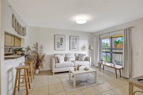 Снять в аренду кондоминиум в Пемброк-Пайнс, Флорида 2 спальни, 70.05м2, № 2057147 - фото 3