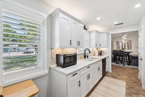 House in Tarpon Springs, Florida 3 bedrooms, 137.68 sq.m. № 1757549 - photo 8