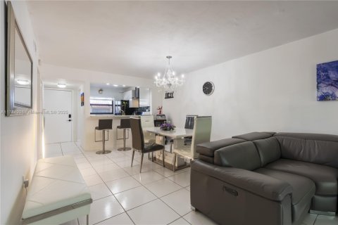 Condominio en venta en Miami, Florida, 2 dormitorios, 82.78 m2 № 1704715 - foto 2