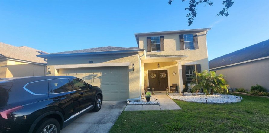 House in Orlando, Florida 5 bedrooms, 292.46 sq.m. № 2179042