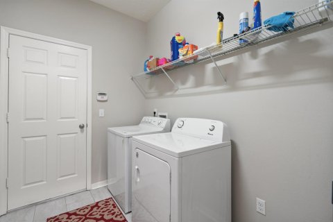 House in Orlando, Florida 5 bedrooms, 292.46 sq.m. № 2179042 - photo 21