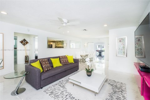 Снять в аренду виллу или дом в Дания-Бич, Флорида 4 спальни, 167.22м2, № 1958542 - фото 3