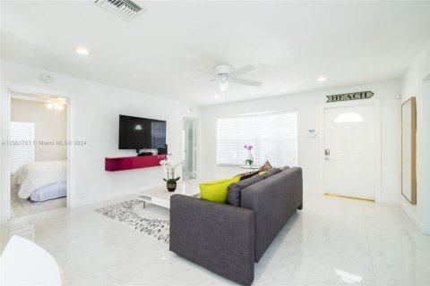 Снять в аренду виллу или дом в Дания-Бич, Флорида 4 спальни, 167.22м2, № 1958542 - фото 2