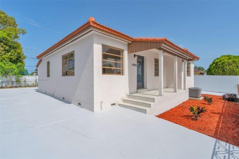 Casa en venta en Hialeah, Florida, 3 dormitorios, 130.34 m2 № 1889637 - foto 2