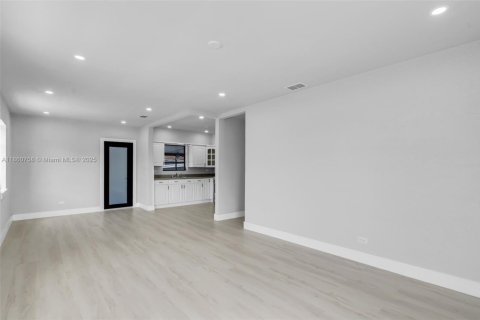 Casa en venta en Hialeah, Florida, 3 dormitorios, 130.34 m2 № 1889637 - foto 5