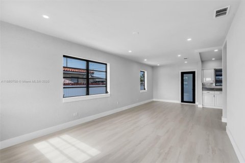 Casa en venta en Hialeah, Florida, 3 dormitorios, 130.34 m2 № 1889637 - foto 4