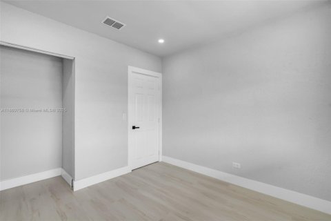 Casa en venta en Hialeah, Florida, 3 dormitorios, 130.34 m2 № 1889637 - foto 19