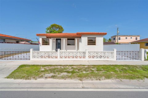 Casa en venta en Hialeah, Florida, 3 dormitorios, 130.34 m2 № 1889637 - foto 1