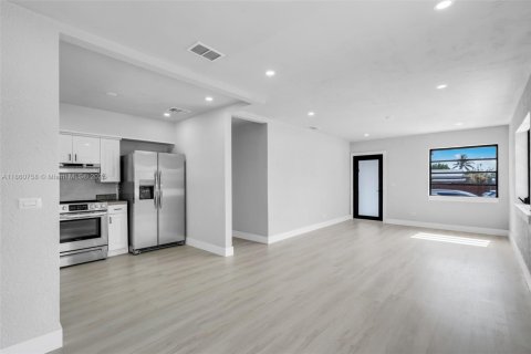 Casa en venta en Hialeah, Florida, 3 dormitorios, 130.34 m2 № 1889637 - foto 9