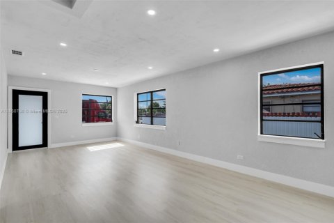 Casa en venta en Hialeah, Florida, 3 dormitorios, 130.34 m2 № 1889637 - foto 10