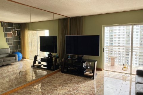 Condo in Sunny Isles Beach, Florida, 2 bedrooms № 2146067 - photo 2