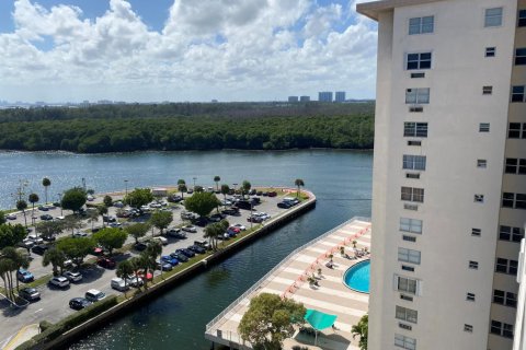 Condo in Sunny Isles Beach, Florida, 2 bedrooms № 2146067 - photo 6