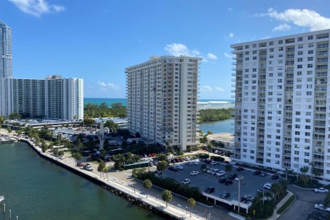 Condo in Sunny Isles Beach, Florida, 2 bedrooms № 2146067 - photo 23