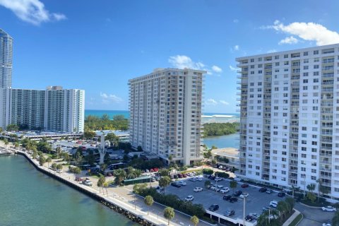 Condo in Sunny Isles Beach, Florida, 2 bedrooms № 2146067 - photo 22