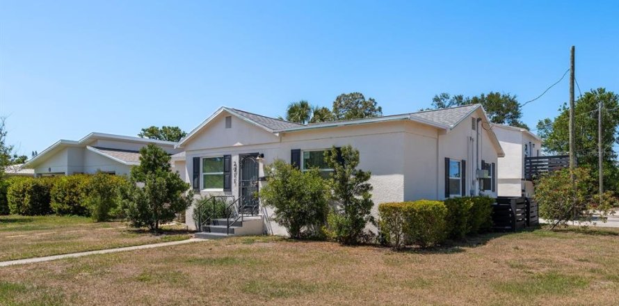 Commercial property in Saint Petersburg, Florida 194.72 sq.m. № 1735411