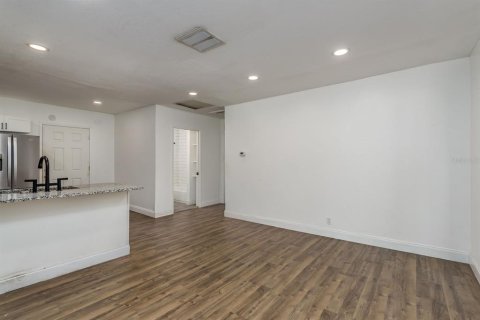 Commercial property in Saint Petersburg, Florida 194.72 sq.m. № 1735411 - photo 5