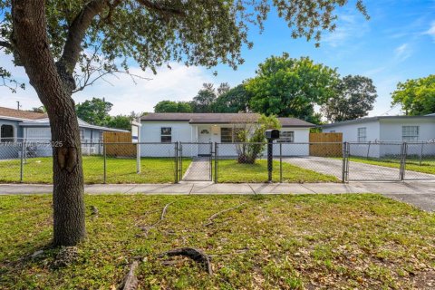 House in North Miami, Florida 3 bedrooms, 151.8 sq.m. № 1971607 - photo 2