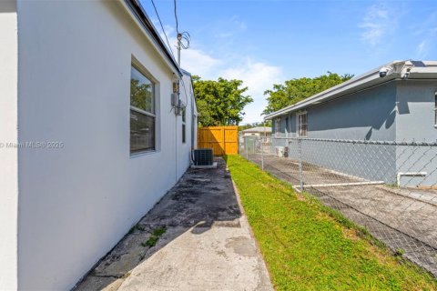 House in North Miami, Florida 3 bedrooms, 151.8 sq.m. № 1971607 - photo 26
