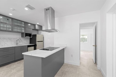 House in North Miami, Florida 3 bedrooms, 151.8 sq.m. № 1971607 - photo 5