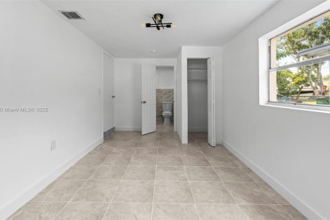 House in North Miami, Florida 3 bedrooms, 151.8 sq.m. № 1971607 - photo 16