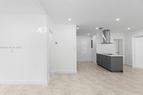 House in North Miami, Florida 3 bedrooms, 151.8 sq.m. № 1971607 - photo 4