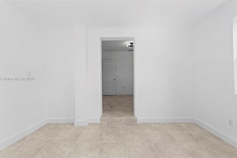 House in North Miami, Florida 3 bedrooms, 151.8 sq.m. № 1971607 - photo 24