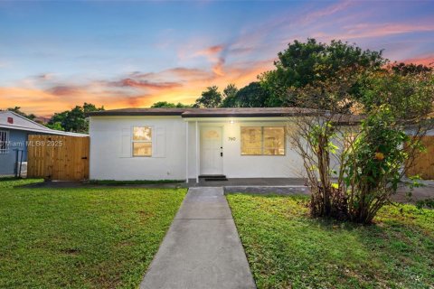 House in North Miami, Florida 3 bedrooms, 151.8 sq.m. № 1971607 - photo 1