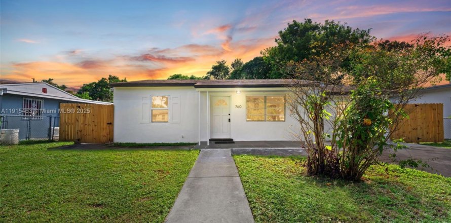 House in North Miami, Florida 3 bedrooms, 151.8 sq.m. № 1971607