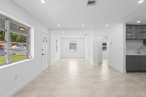 House in North Miami, Florida 3 bedrooms, 151.8 sq.m. № 1971607 - photo 6