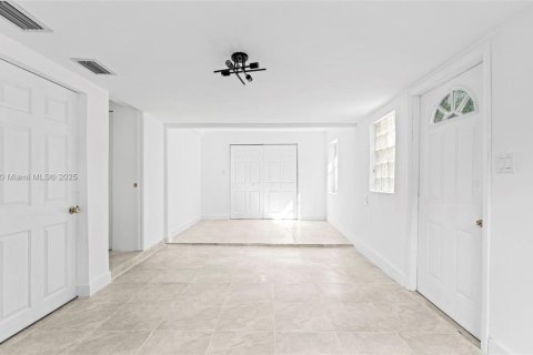House in North Miami, Florida 3 bedrooms, 151.8 sq.m. № 1971607 - photo 11