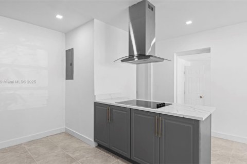 House in North Miami, Florida 3 bedrooms, 151.8 sq.m. № 1971607 - photo 9