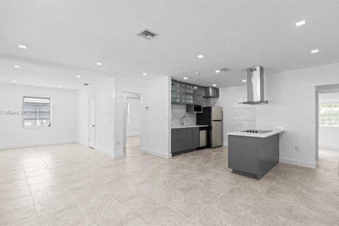 House in North Miami, Florida 3 bedrooms, 151.8 sq.m. № 1971607 - photo 3